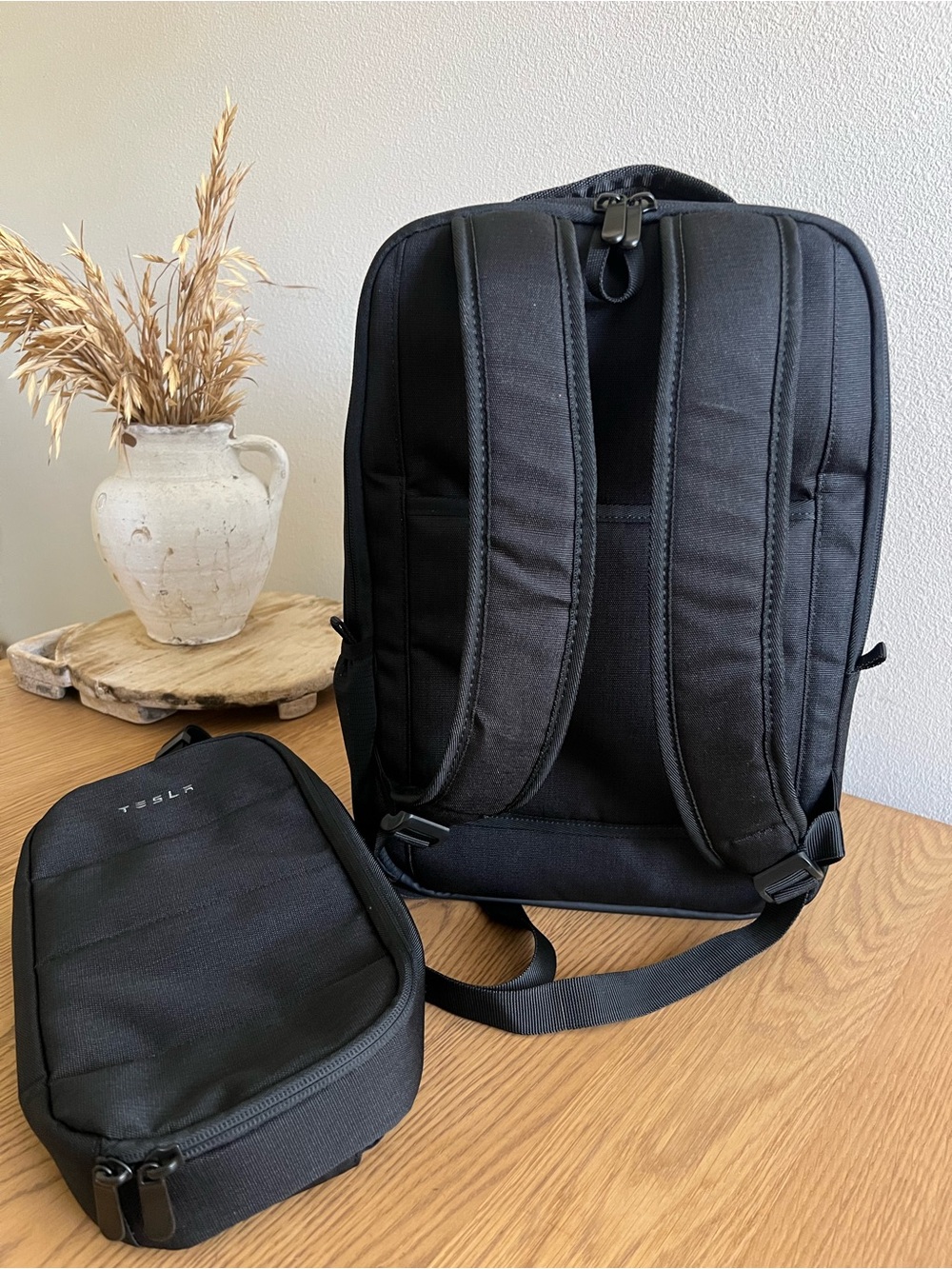 Tesla Black Laptop Travel Backpack with Matching Toiletry Pouch Set - Picture 2 of 14